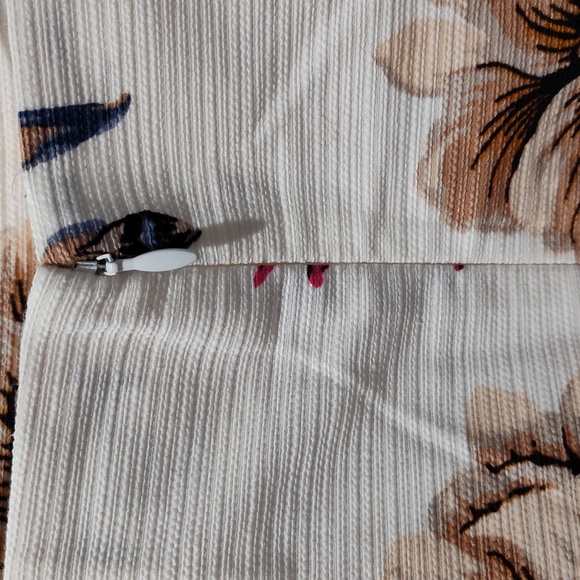 Fitted Floral Pencil Skirt - Picture 3 of 5